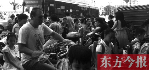 9月4日下午，文化路一小附近，大批陪讀家長接孩子。