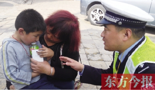 昨日，5歲的男孩獲救后，向民警講述被拐經過。