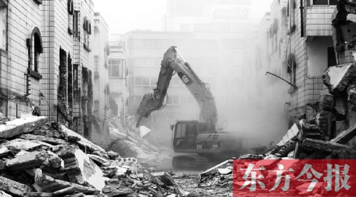 昨日，鄭州市棗莊社區(qū)拆遷現(xiàn)場，揚塵漫天，附近居民叫苦不迭