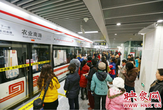 鄭州地鐵1號(hào)線載客量日均達(dá)22萬(wàn)人次。