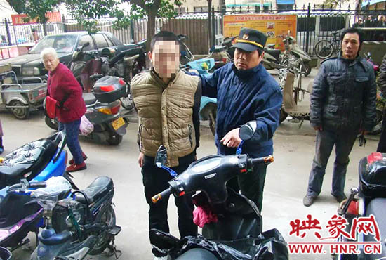 巡防隊(duì)員將盜賊控制。