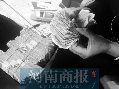 一名店員點(diǎn)了快一個(gè)小時(shí)，只點(diǎn)了一小部分零錢