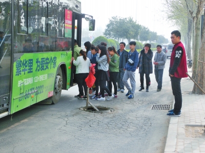 候車乘客的身邊就是一眼無(wú)蓋窨井
