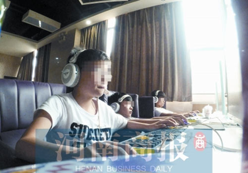 這家名為優(yōu)客體育競(jìng)技俱樂(lè)部的店內(nèi)，有許多未成年人在上網(wǎng)玩游戲
