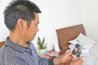 46歲的山村農民祁振崗在失去兒子的同時，又陷入了“沒錢帶兒子回家”的揪心之痛中。