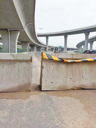  京廣快速路北延地面道路北三環(huán)入口處，一排石墩擋道，不讓入內(nèi)。
