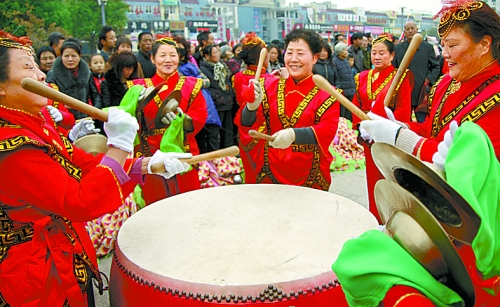 11月15日，鄧州廣大干部群眾載歌載舞慶祝黨的十八大勝利閉幕。