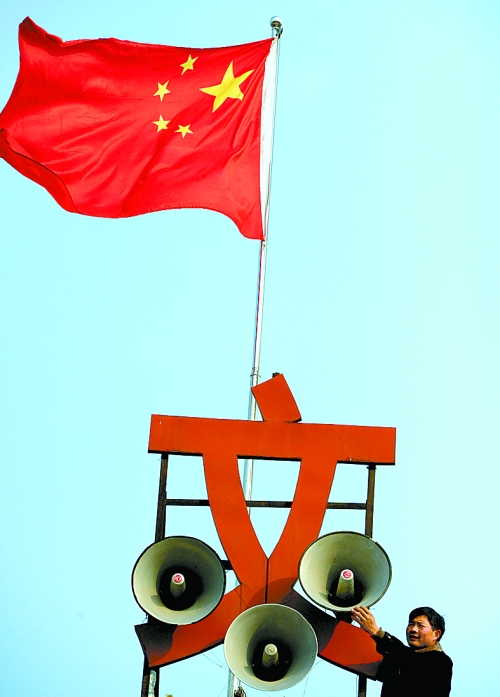 11月15日，新蔡縣磚店鎮(zhèn)黨員劉新峰在村口架起三個(gè)大喇叭，向群眾及時(shí)宣傳十八大精神。
