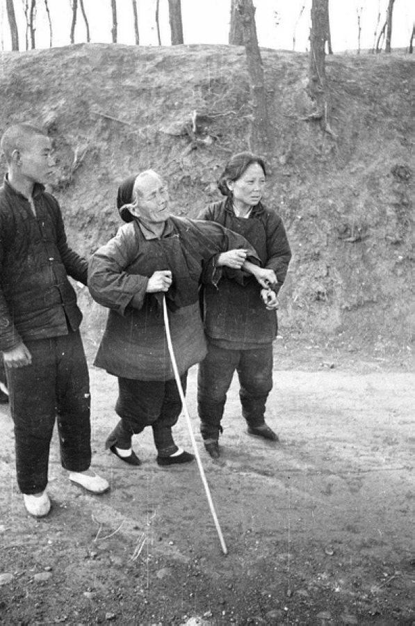 災(zāi)民，看到左側(cè)年輕人的白鞋，應(yīng)該是剛死去親人