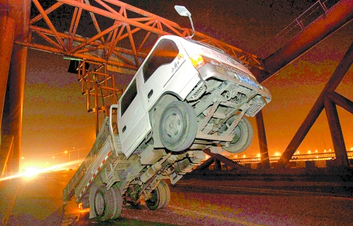 　車上升降機(jī)的工作臺被卡，車身前部高高翹起。