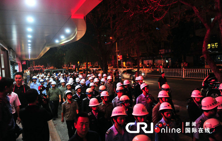 2012年12月26日晚，海南省三亞市，三亞市綜合行政執(zhí)法局河西大隊(duì)近百名城管上街執(zhí)法。