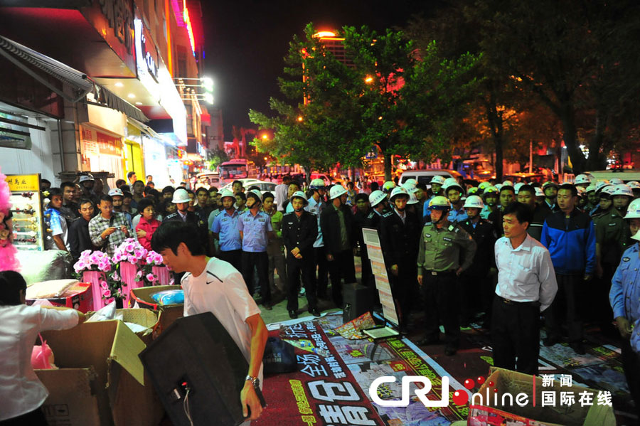 　2012年12月26日晚，海南省三亞市，三亞市綜合行政執(zhí)法局河西大隊(duì)近百名城管上街執(zhí)法。