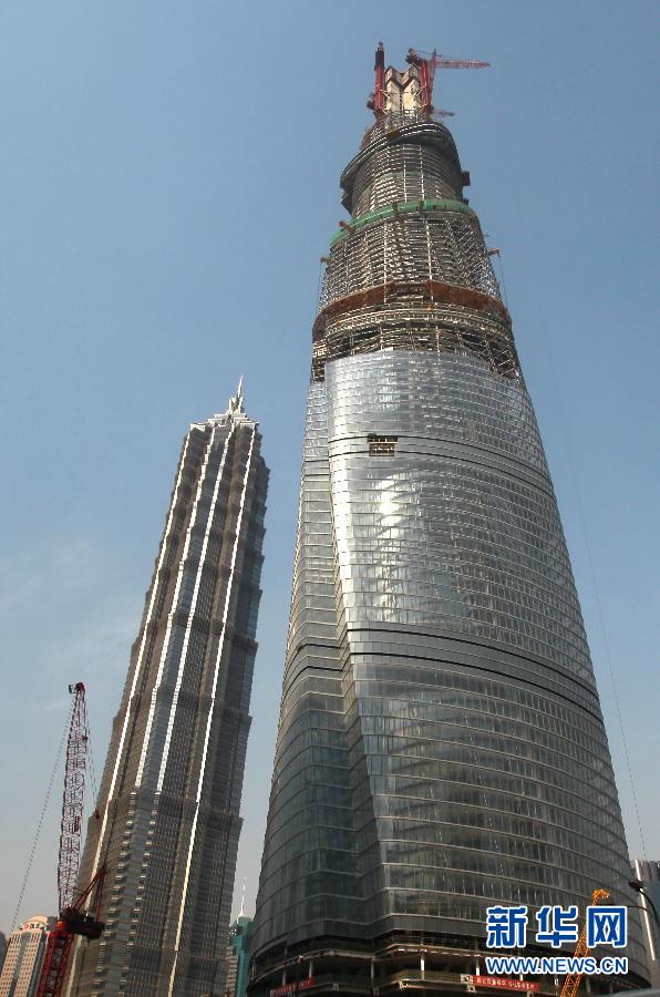 在建的國(guó)內(nèi)第一高樓“上海中心”（右）（4月11日攝）。