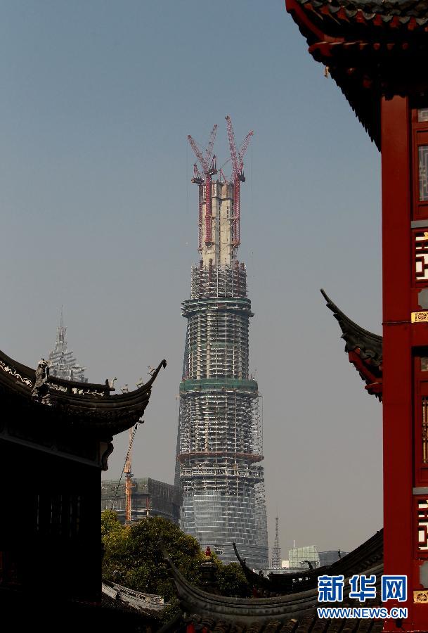 在上海豫園遠(yuǎn)眺在建的國(guó)內(nèi)第一高樓“上海中心”（4月11日攝）。