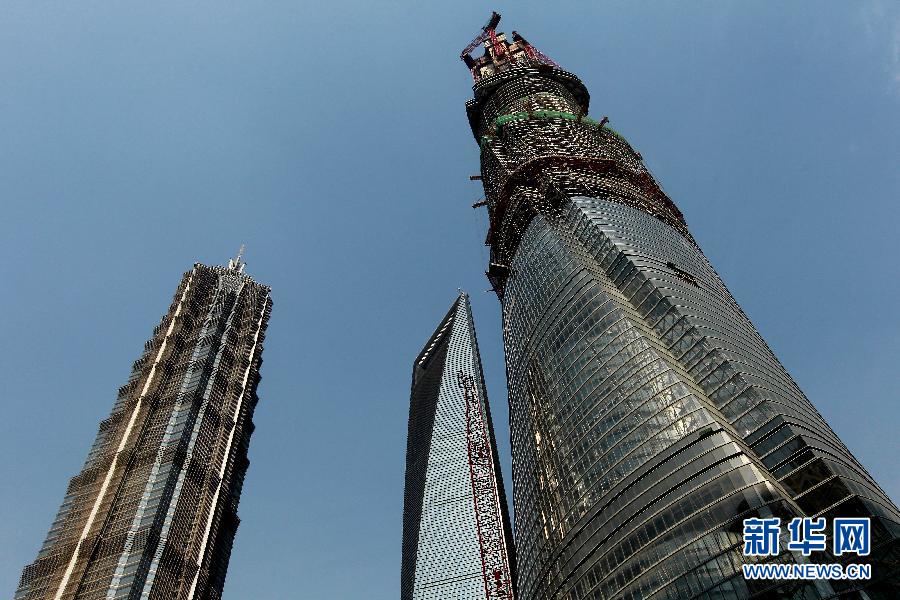 4月11日，正在建設(shè)中的“上海中心”（右）的高度已超過(guò)金茂大廈（左）和上海環(huán)球金融中心（中）。