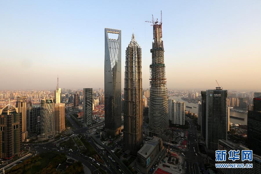 這是4月10日拍攝的上海陸家嘴，右側(cè)建設(shè)中的超高層建筑為上海中心大廈。