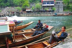 4月12日上午，湘西鳳凰縣杜田村，許多船只?？吭阢叺却慰?。據(jù)守候在此的船家們反映，到當(dāng)日上午11點(diǎn)還沒(méi)有出過(guò)一趟船，平時(shí)這個(gè)時(shí)候都已經(jīng)來(lái)回四五趟了。圖/實(shí)習(xí)記者楊旭