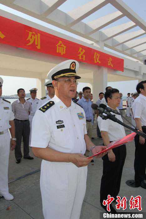 　南海艦隊(duì)司令員蔣偉烈宣讀了岳陽(yáng)艦入列命名命令，并為該艦授旗、頒發(fā)命名證書(shū)。