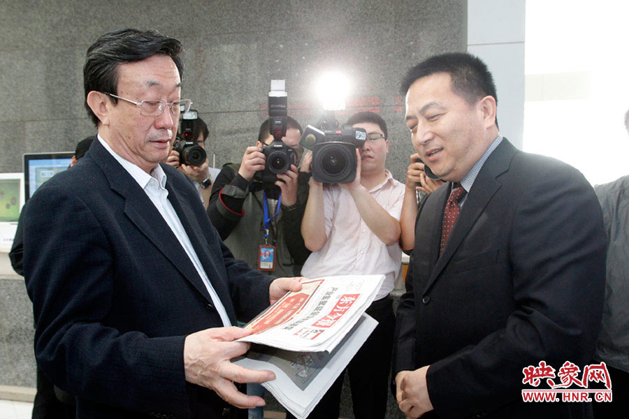 東方今報報社社長趙國平向河南省委書記、省人大常委會主任郭庚茂匯報東方今報的內容、發(fā)行等情況 東方今報