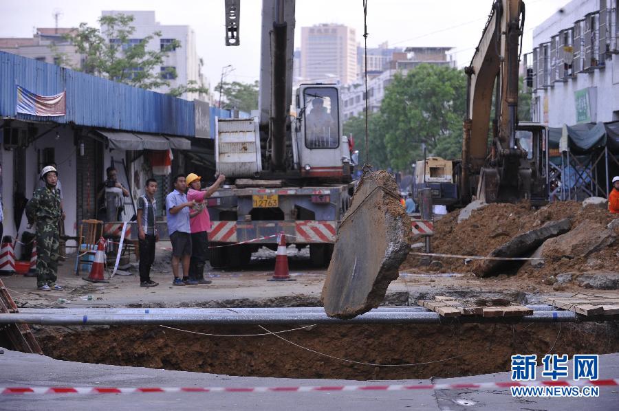 5月21日，在廣東省深圳市龍崗區(qū)橫崗街道紅棉二路華茂工業(yè)園路面塌陷處，救援人員在現(xiàn)場救援。