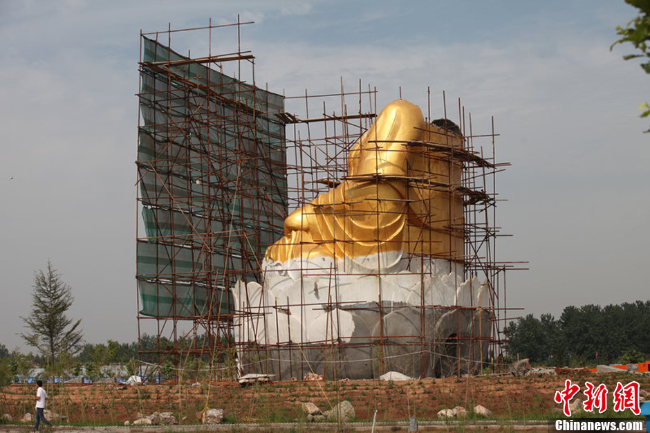 圖為被拆掉頭的雕塑。王友 攝