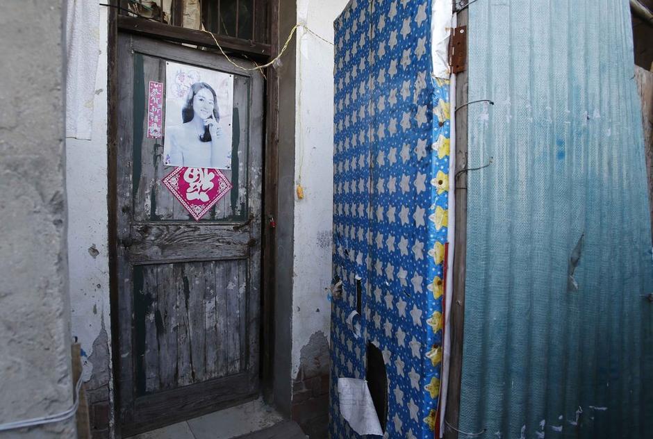 36歲的河南信陽打工者陳小龍?jiān)谶@里租了一間屋子住，2012年底開始，他偷偷在出租屋里挖地窖。