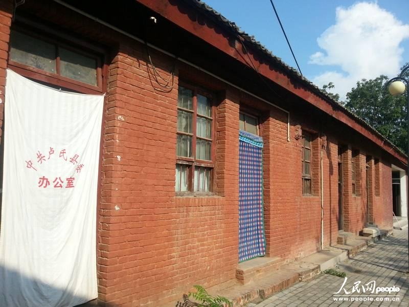 圖為盧氏縣委使用了56年的土坯辦公房。圖片來(lái)源：人民網(wǎng)