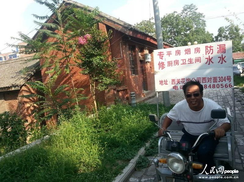 圖為縣委大院依然沒(méi)有配備專職保安，群眾可以隨意進(jìn)入。圖片來(lái)源：人民網(wǎng)