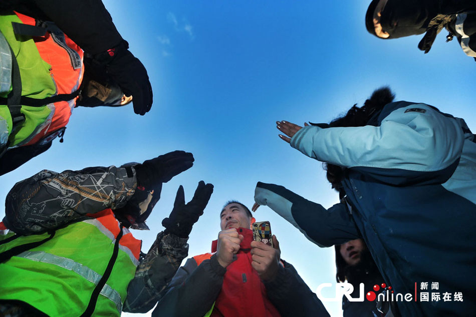 2012年12月23日，北京靈山，救援人員在積雪四十厘米多的山上搜救。