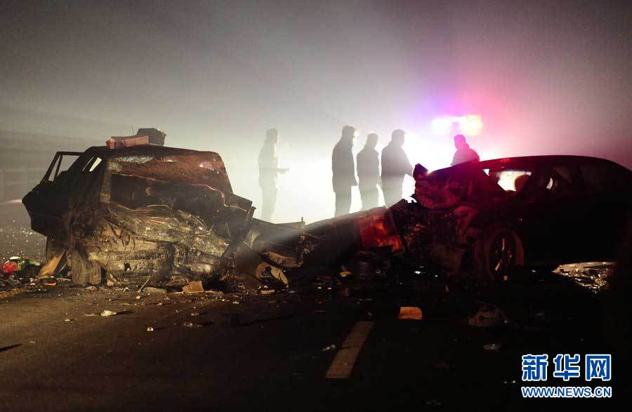 2013年1月9日，合肥，事故現(xiàn)場(chǎng)，兩輛受損車(chē)輛已經(jīng)全部變形