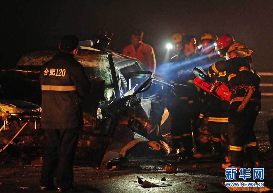 2013年1月9日，合肥，事故現(xiàn)場(chǎng)，兩輛受損車(chē)輛已經(jīng)全部變形