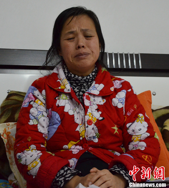 近日，記者在伊春市帶嶺區(qū)職工醫(yī)院廢棄太平間內(nèi)看到了陳慶霞，當(dāng)向記者講訴其兒子走失時，泣不成聲。