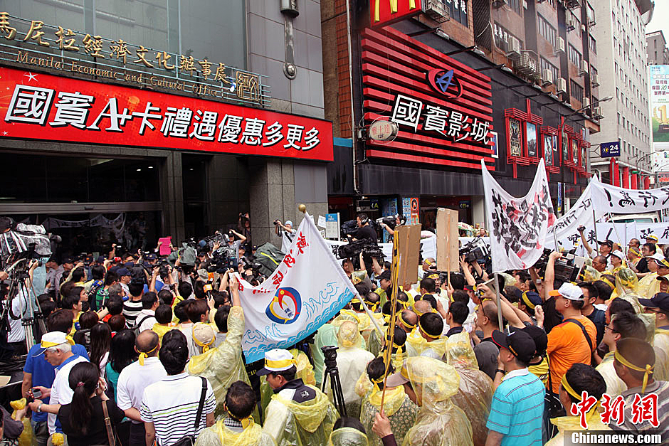 5月13日下午，屏東縣數(shù)百漁民北上臺北，冒雨在馬尼拉經(jīng)濟文化辦事處前抗議，要求菲律賓政府為攻擊臺漁船