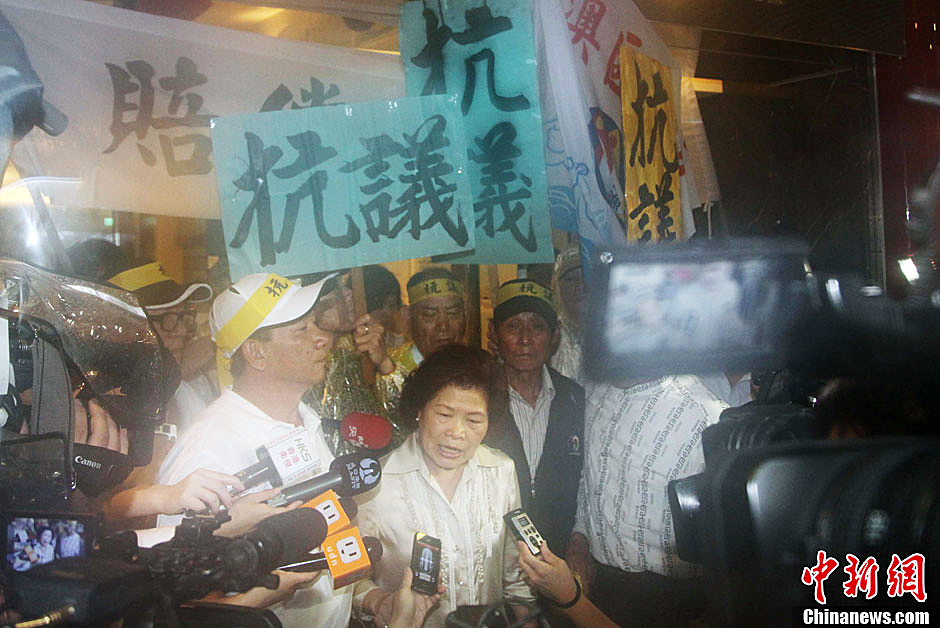圖為死者洪石成的遺孀控訴菲相關(guān)人員暴行，呼吁菲方正式道歉。中新社發(fā) 董會峰/攝