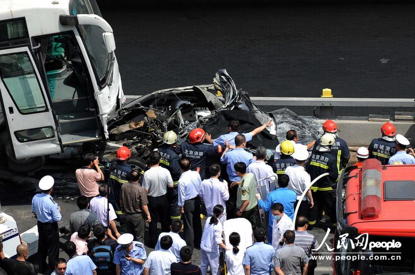 北京大客車追尾碾壓奧迪司機被困車中。