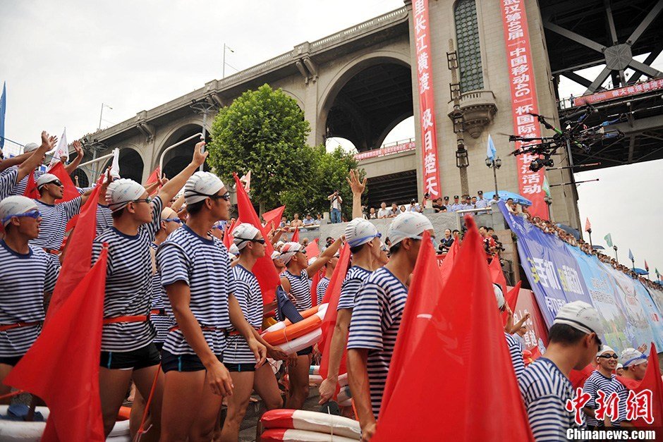 圖為28個(gè)橫渡方隊(duì)依次下水橫渡長江。中新社發(fā) 張暢 攝