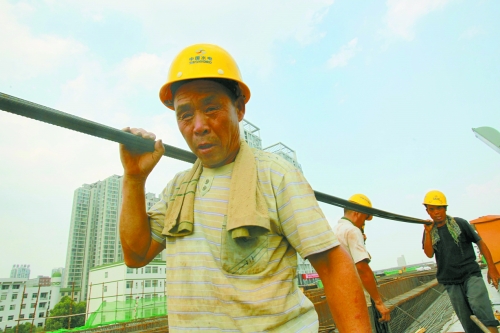 農(nóng)民工工作辛苦，權(quán)益理應(yīng)有保障。