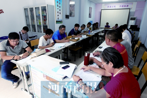 消費者代表和旁聽人員走進(jìn)社區(qū)，聽取市民關(guān)于鄭州地鐵的意見和建議
