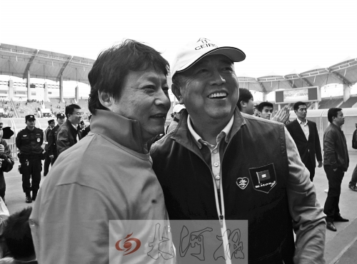 比賽結(jié)束后，老胡熱情擁抱老唐。