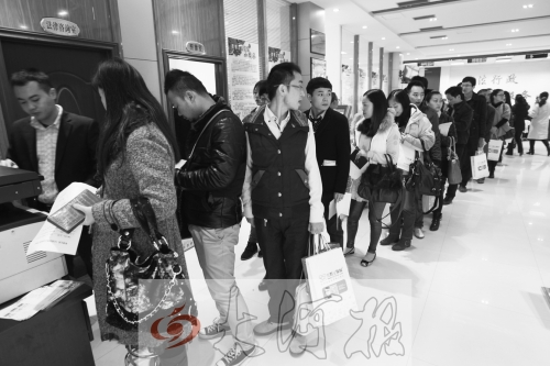 昨天,除復(fù)印材料處有新人排隊(duì)外,金水區(qū)民政局婚姻登記處大廳內(nèi)處未見新人排隊(duì)的火爆場景。