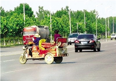 由于沒有硬隔離，鄭開大道上經(jīng)常出現(xiàn)機(jī)動車橫穿馬路的現(xiàn)象