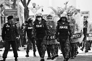 泰警察出動(dòng)。