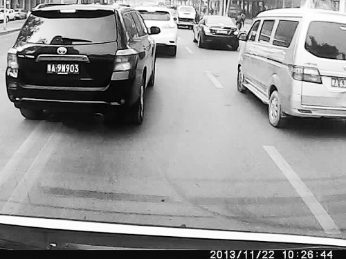 這輛黑色車輛不避讓執(zhí)行緊急任務(wù)的救護(hù)車，并壓著雙黃線變更車道。唐韜/圖