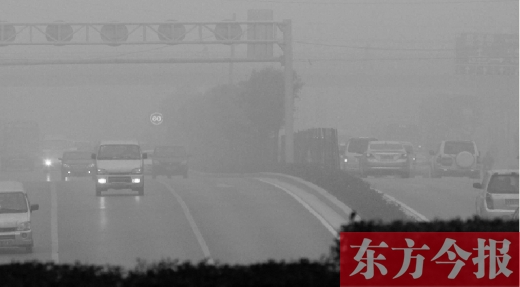 昨天早上，鄭州氣象臺發(fā)布大霧紅色預(yù)警，鄭州空氣質(zhì)量也再次迎來重度污染的預(yù)警