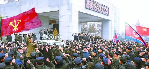朝鮮11日繼續(xù)展開大規(guī)模批判張成澤運動。圖為朝鮮金策工業(yè)大學(xué)的青年學(xué)生宣誓擁護(hù)領(lǐng)袖金正恩。