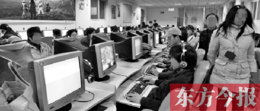 網(wǎng)吧早已成為年輕人的一個(gè)重要去處。18年過去了，河南人的生活與互聯(lián)網(wǎng)已經(jīng)密不可分