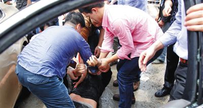 昨日，警方和市民們一起砸窗將肇事者控制。當(dāng)日，福州閩侯縣，一名男子駕駛小車在青口鎮(zhèn)奔馳大道附近撞人后逃逸，事故致7人死亡，12人受傷。圖/CFP