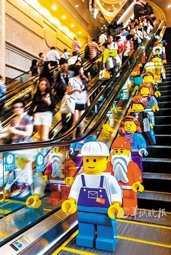 香港時代廣場今年推出樂高圣誕村，樂高人偶烘托節(jié)日氛圍