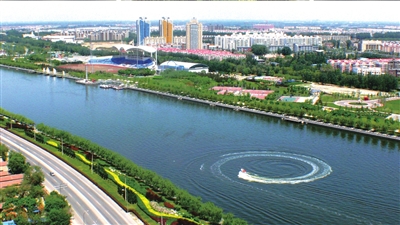 清澈的運(yùn)河水及兩岸綠色。