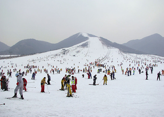 王屋山滑雪場(chǎng)繽紛開(kāi)滑
